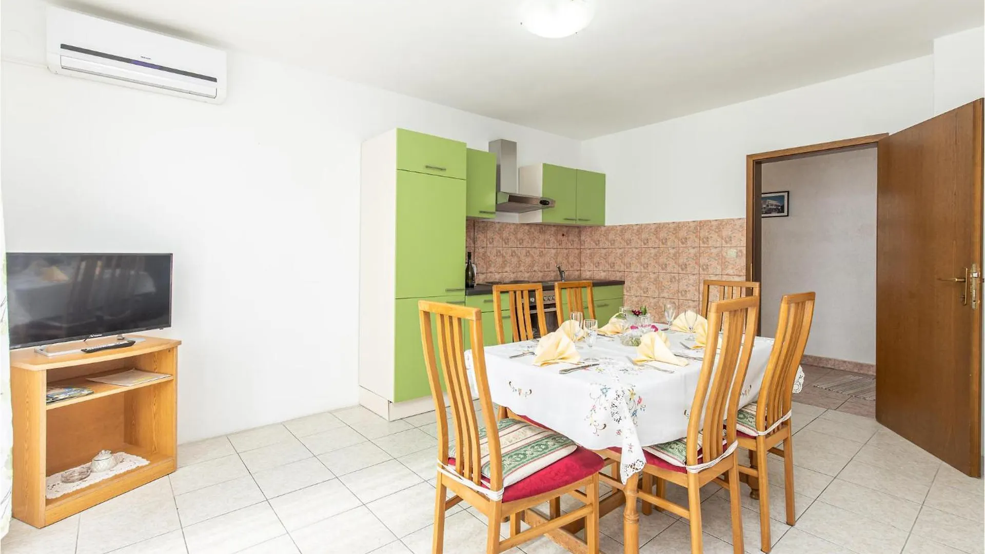 Cozy Apartment In Novi Vinodolski With Kitchen