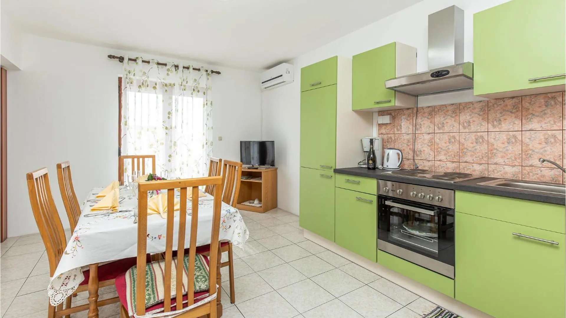 Cozy Apartment In Novi Vinodolski With Kitchen Kroatien