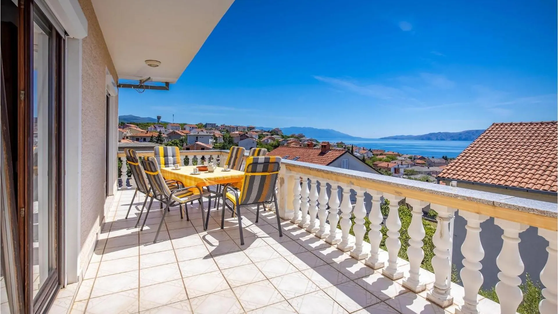 Cozy Apartment In Novi Vinodolski With Kitchen